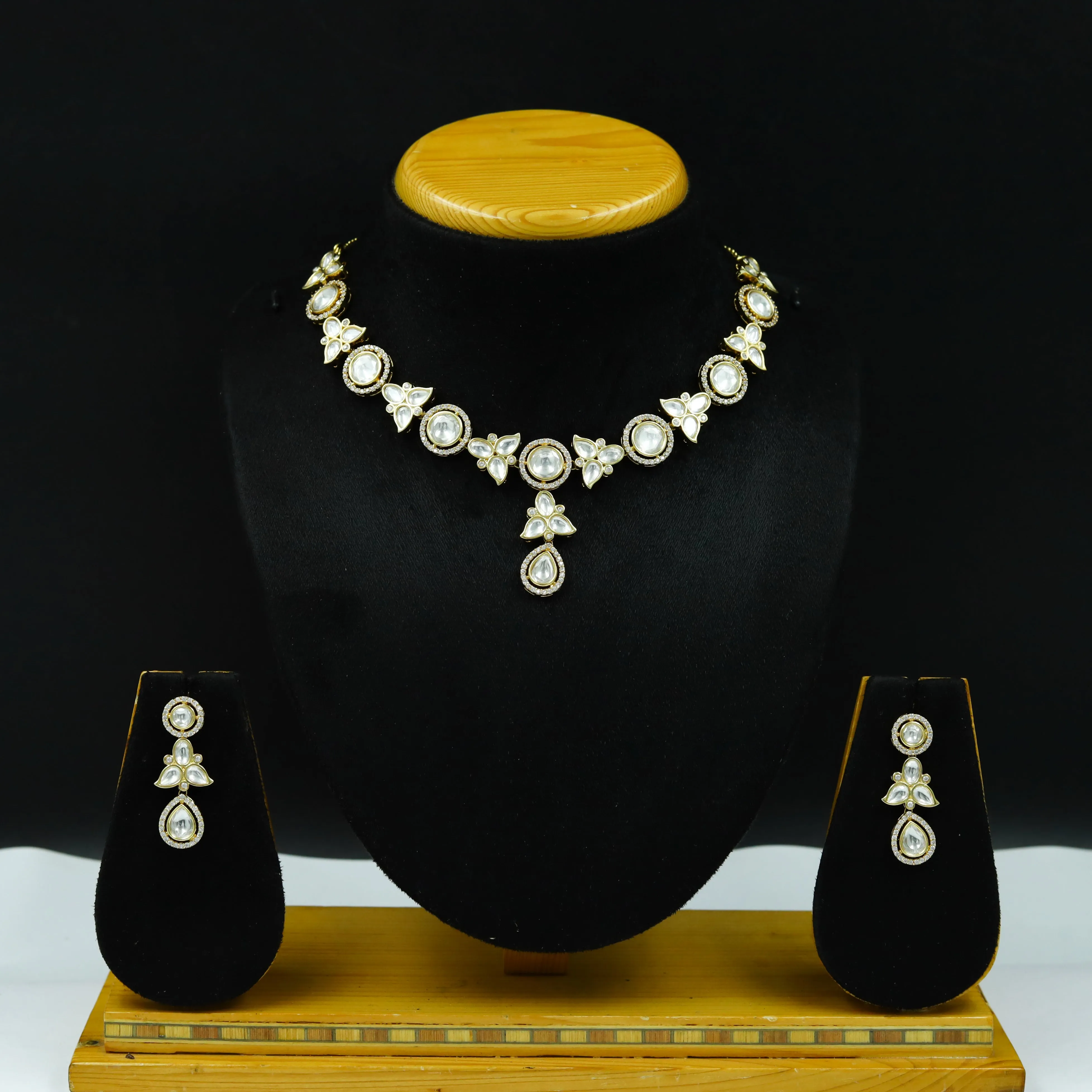 Round Neck Kundan Necklace Set 12175-28