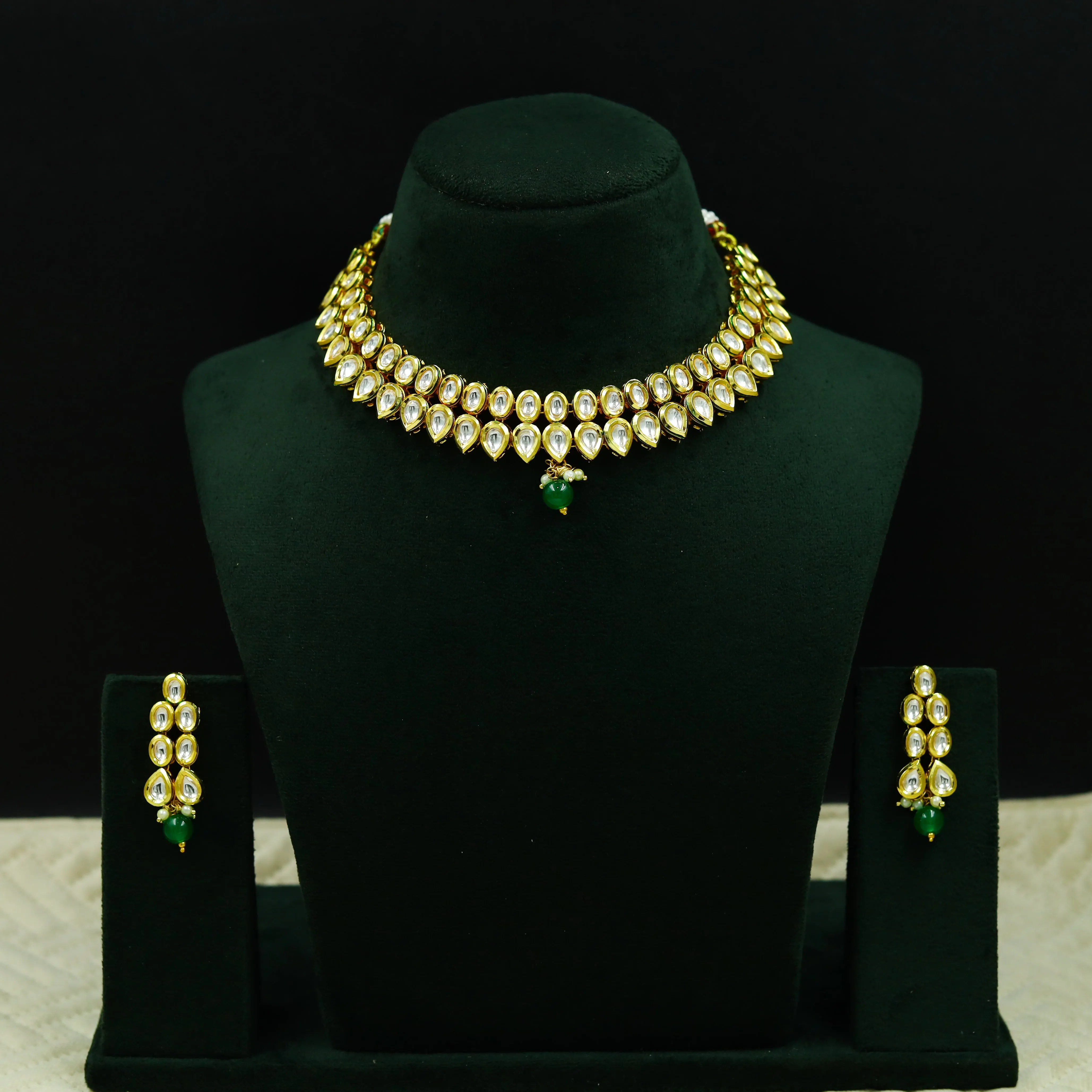 Round Neck Kundan Necklace Set 12923-31